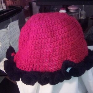 Crochet Ruffle Hat, red and black